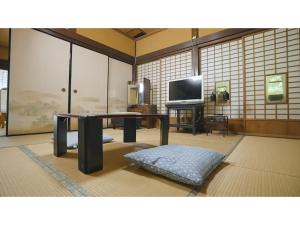sala de estar con mesa y TV en Oasis Minamiboso - Vacation STAY 04683v en Minamiboso
