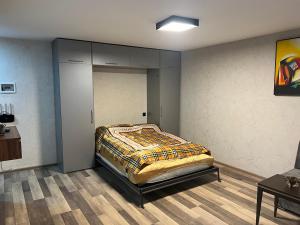 una camera con un letto di Cozy nest a Baku