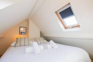 um quarto com uma cama branca e uma janela em Peaceful 2 Bedroom Apartment (TS-307-B) em Eindhoven