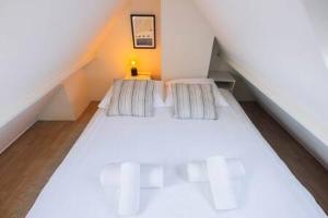- une chambre mansardée avec 2 lits jumeaux dans l'établissement Peaceful 2 Bedroom Apartment - TS307B, à Eindhoven 32 autres photos