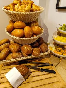 un'esposizione di cesti di pane e prodotti da forno su un tavolo di Berg und Tal Hotel & Apartments a Braunlage