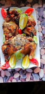 une assiette de nourriture avec du poulet et des légumes sur une table dans l'établissement Hotel Saan, à Baharampur