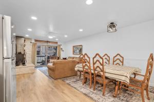 cocina y comedor con mesa y sillas en Luxury at Altitude – Base Camp 2 Bedroom condo, en Kirkwood