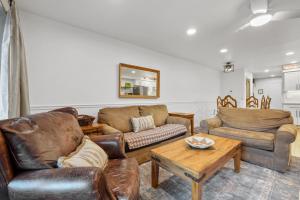 sala de estar con muebles de cuero y mesa en Luxury at Altitude – Base Camp 2 Bedroom condo, en Kirkwood