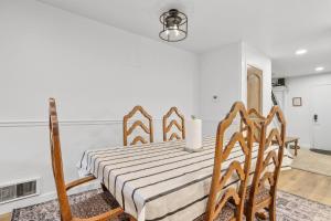 1 dormitorio con 1 cama y sillas en una habitación en Luxury at Altitude – Base Camp 2 Bedroom condo, en Kirkwood