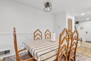 sypialnia z łóżkiem i krzesłami w pokoju w obiekcie Luxury at Altitude – Base Camp 2 Bedroom condo w mieście Kirkwood