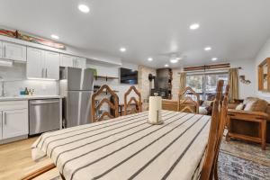 kuchnia i jadalnia ze stołem w pokoju w obiekcie Luxury at Altitude – Base Camp 2 Bedroom condo w mieście Kirkwood +25 zdjęć