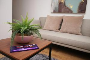 una sala de estar con sofá y un libro sobre una mesa en Spacious 5 Bedroom | with Fenced Backyard en Newport
