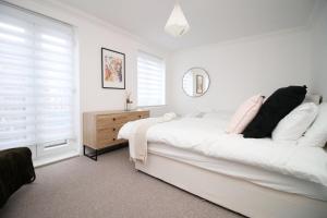Postel nebo postele na pokoji v ubytování Spacious 5 Bedroom | with Fenced Backyard