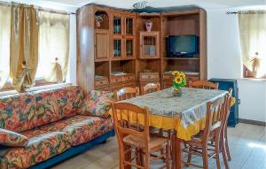 a living room with a table and a couch at Beautiful Apartment In Bacu Abis With Kitchen in Bacu Abis