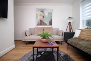 una sala de estar con un sofá y una mesa en Spacious 5 Bedroom | with Fenced Backyard, en Newport