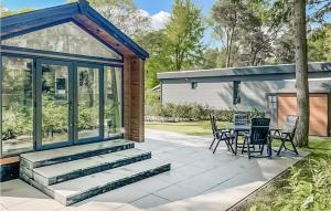 a screened in porch with a table and chairs at 2 Bedroom Nice stacaravan In Harderwijk in Harderwijk