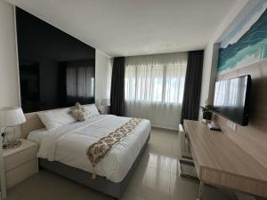 a bedroom with a bed and a flat screen tv at Premium Family 3BR Genting Ion Delemen in Genting Highlands