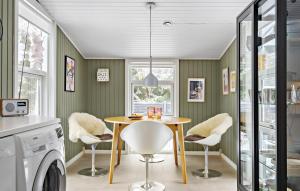 Χώρος καθιστικού στο Cozy Home In Hals With Wifi