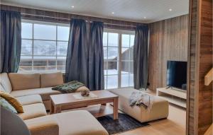 salon z kanapą i telewizorem w obiekcie Amazing Home In seral With House A Mountain View w mieście Åseral