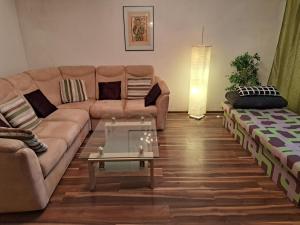 uma sala de estar com um sofá e uma mesa de centro em Rekreacny dom pod Bezovcom em Stará Lehota