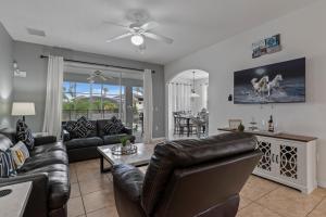 ein Wohnzimmer mit Sofa und Tisch in der Unterkunft Villa Eman 5bed 4bath with Private pool& Hot Tub close 2 Disney & Legoland in Haines City