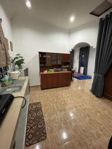 een grote kamer met een keuken en een woonkamer bij Teratak Zaa D’Homestay in Kota Bharu