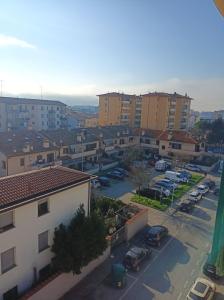 a view of a city with buildings and a parking lot at Palm Tree Room 1 in Prato