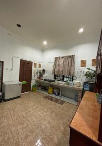 een kamer met een keuken met een wastafel en een aanrecht bij Teratak Zaa D’Homestay in Kota Bharu