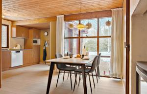 Dapur atau dapur kecil di 5 Bedroom Amazing Home In Herning