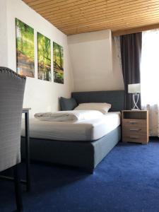 En eller flere senger på et rom på Hotel Weismann