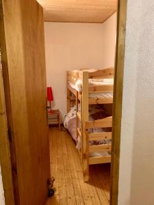 une petite chambre avec des lits superposés et une chambre avec des lits superposés dans l'établissement La Tourtette, à Saint-Étienne-en-Dévoluy