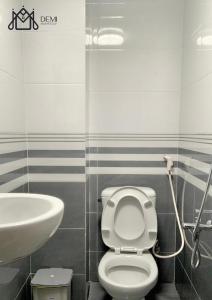 ein Badezimmer mit einem weißen WC und einem Waschbecken in der Unterkunft DeMi Homestay 2 - Châu Đốc in áº¤p VÄ©nh ÃÃ´ng