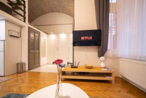 Free parking Broadway Budapest Residence - AC, 2people, Fast wifi, Smart TV 1065 Budapest, Nagymező utca 14. 1st floor, door number 9. kép - 2