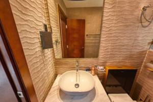 un bagno con un lavandino bianco e uno specchio di Rush Reliance Mt. Lavinia a Attidiya Altre 3 foto