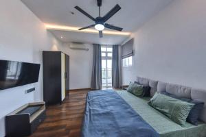 un soggiorno con un divano e un ventilatore a soffitto di Rush Reliance Mt. Lavinia a Attidiya