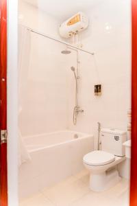 寧平的住宿－Bình An Nhiên hotel，白色的浴室设有卫生间和浴缸。