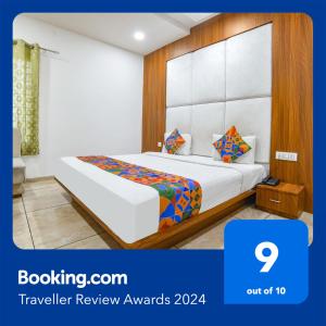 een slaapkamer met een bed in een kamer bij FabHotel Right Choice in Indore