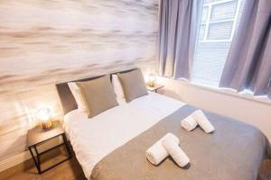 1 dormitorio con 1 cama con 2 toallas en Stylish 50m² Two-Bedroom Apartment (SD-23-K), en Eindhoven