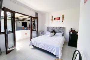 Postel nebo postele na pokoji v ubytování Kana Guest House Mitra RedDoorz