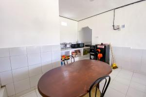 Kuchyň nebo kuchyňský kout v ubytování Kana Guest House Mitra RedDoorz