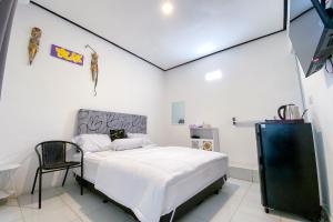 Postel nebo postele na pokoji v ubytování Kana Guest House Mitra RedDoorz