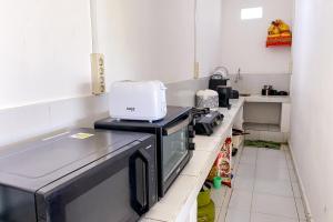 Kuchyň nebo kuchyňský kout v ubytování Kana Guest House Mitra RedDoorz