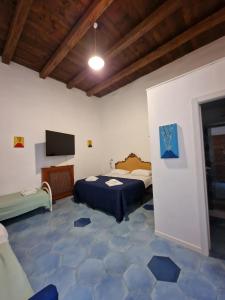 ナポリにあるIl Sole di Montesantoのベッドルーム(ベッド1台、薄型テレビ付)