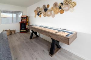 una mesa de ping pong en la esquina de una habitación en *Family Oasis*Shuffleboard*Backyard*Arcade*Garage*, en Casa Grande