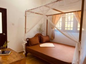 una camera con letto a baldacchino e finestra di Dream Villa a Matara