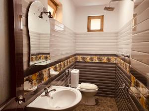 Dream Villa في ماتارا: حمام مع حوض ومرحاض ومرآة +52 صورة