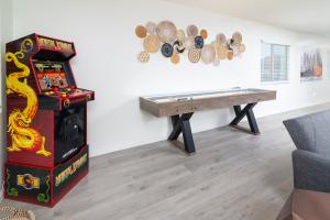 Habitación con máquina de pinball y mesa en *Family Oasis*Shuffleboard*Backyard*Arcade*Garage*, en Casa Grande