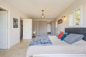 Posteľ alebo postele v izbe v ubytovaní Spacieuse Villa Niçoise au calme avec piscine + 37 fotografií