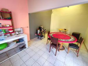 a dining room with a table and chairs in a room at Acogedora, independiente y tradicional Casa - Karapanza in Sucre