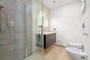 un bagno con lavandino, WC e doccia di Villa Marconi Apartment 5 a Golfo Aranci Altre 15 foto