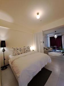 una camera da letto con un letto grande e un soggiorno di Chi Mei Homestay a Green Island