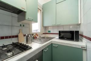 ミラノにある[ 5 Giornate ] Apt con terrazzo e garage privatoのキッチン(シンク、コンロ、電子レンジ付)