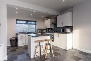 Una cocina o kitchenette en Contractor-Friendly 3 Bed Home in Billingham