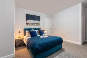 a bedroom with a blue bed with a blue blanket at Contractor-Friendly 3 Bed Home in Billingham in Norton